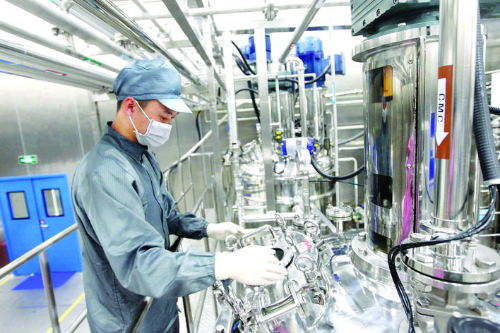     惠州億緯鋰能股份有限公司軟包三元電池生產車間科技感十足。惠州日報記者李松權 攝