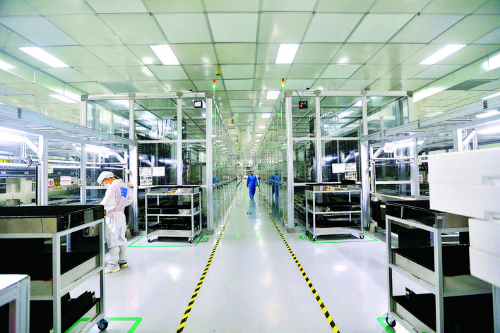     惠州市華星光電技術有限公司高世代模組項目生產車間整潔明亮。惠州日報記者楊建業 攝