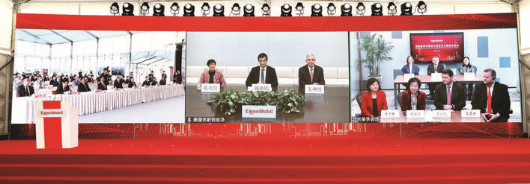     11月16日上午，埃克森美孚惠州乙烯項目全面建設活動在廣東省惠州市大亞灣區、北京和美國休斯敦三地同時舉行，標志著項目生產裝置進入全面正式建設階段。受疫情影響，本次活動通過云技術在三地會場同步進行。惠州日報記者李松權 攝