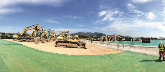     工程機械整裝待發，準備投入全面建設。惠州日報記者李松權 攝