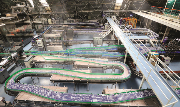     景田百歲山自動化生產車間馬力全開。