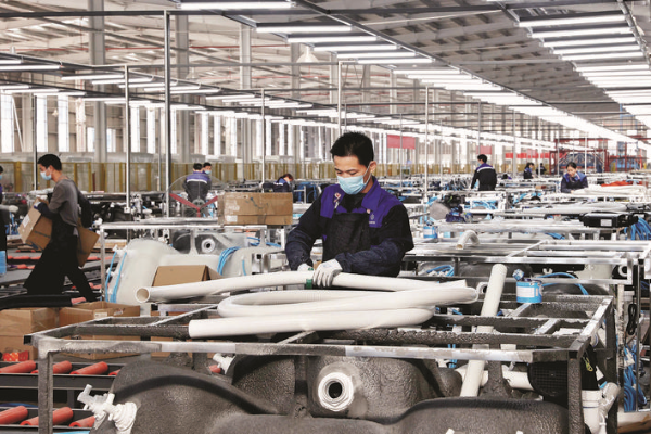     尚雷仕（惠州）智能健康科技有限公司的工人在打包產品。