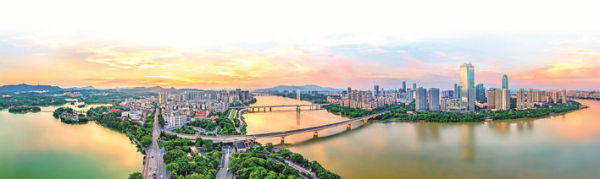     我市經(jīng)濟實力不斷增強，城市面貌日新月異?；葜輺|江圖片社供圖