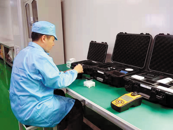     圖⑤：惠州市科近離子膜材料研究院研發(fā)人員在科技攻關(guān)。     惠州日報(bào)記者劉豪偉通訊員蔣照練 攝