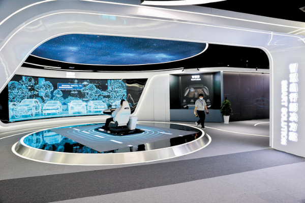     圖①：德賽西威智能網(wǎng)聯(lián)惠南工業(yè)園展廳的智能駕艙充滿科技感。    惠州日報(bào)記者李松權(quán) 攝