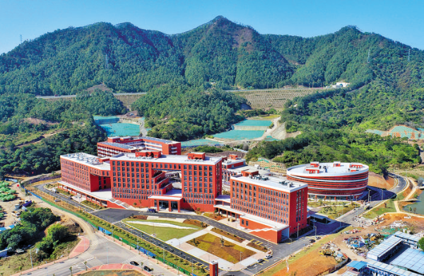     圖③：中科院“兩大科學(xué)裝置”總部區(qū)全景。    惠州日報(bào)記者朱金贊 攝