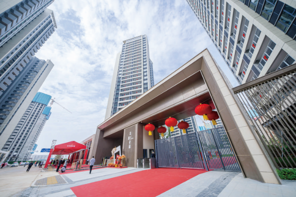 紅色燈籠高掛,春節氣氛裝點著惠州多個樓盤現場。 惠州日報記者周楠 攝