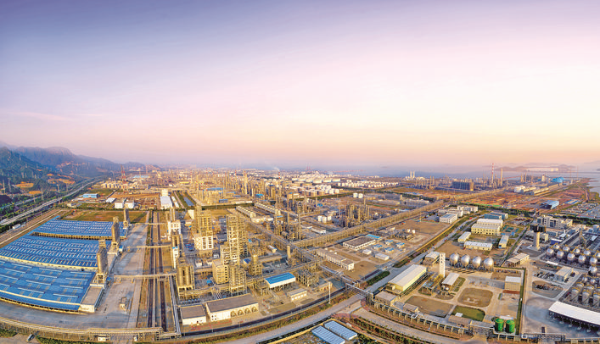     我市聚力實體經濟走穩高質量發展路子邁出堅實步伐。這是欣欣向榮的大亞灣石化區。惠州東江圖片社供圖