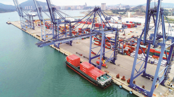     一艘進(jìn)港的集裝箱船正在進(jìn)行卸載作業(yè)。惠州日?qǐng)?bào)記者楊建業(yè) 攝