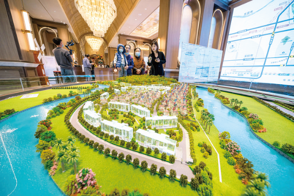     春節(jié)假期后天氣回暖，看房的置業(yè)者增多。   惠州日報記者周楠 攝