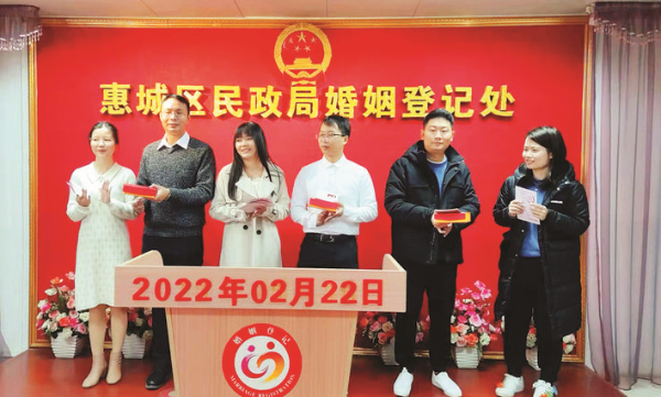     2022年2月22日，我市共有705對新人辦理婚姻登記。