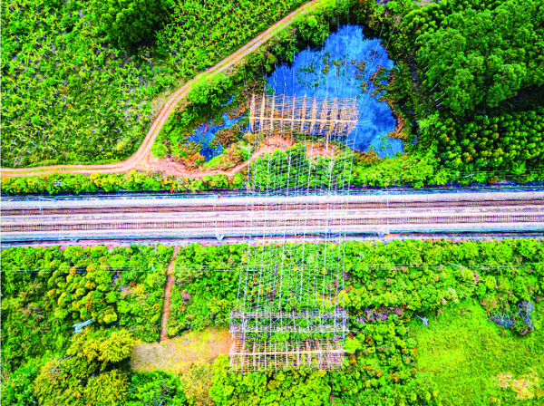     線路建設(shè)多次跨越鐵路。惠州日報記者駱國紅 通訊員沈春楊 攝