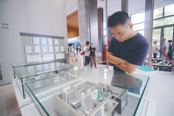     購房者通常只能通過戶型圖或者樣板間，來判斷房子的大小。   惠州日報記者周楠 攝