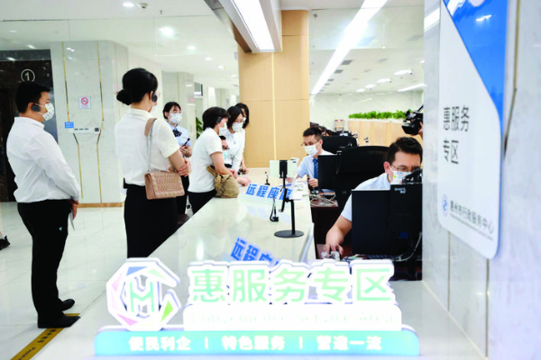     市民在惠服務專區體驗。 惠州日報記者王建橋 攝