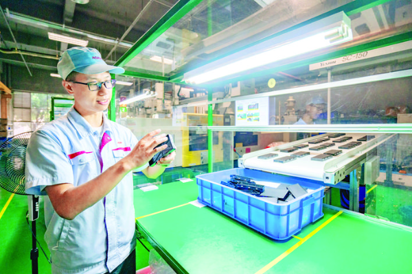     劉遂明在生產(chǎn)車間檢查產(chǎn)品質(zhì)量。惠州日報記者湯渝杭 攝