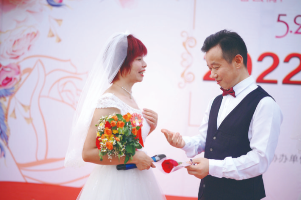     易建光、黃艷姿夫妻：攜手走過19年，當年兩人沒有舉行婚禮，今天彌補了遺憾！