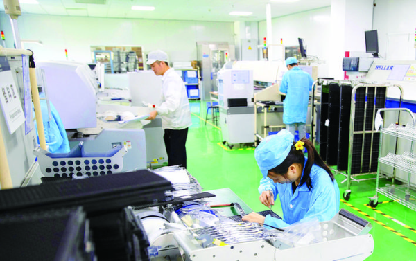 工作人員在偉樂視訊科技股份有限公司的生產(chǎn)車間忙碌。