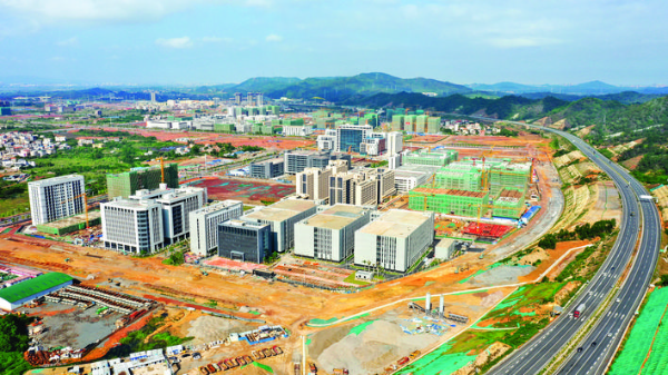     在中韓（惠州）產(chǎn)業(yè)園起步區(qū)，上百個工地塔吊林立，多個項目陸續(xù)投產(chǎn)，千億級現(xiàn)代產(chǎn)業(yè)新城雛形漸現(xiàn)。惠州日報記者李松權(quán) 攝