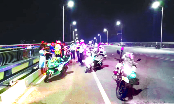     惠州交警嚴查飆車等交通違法行為。