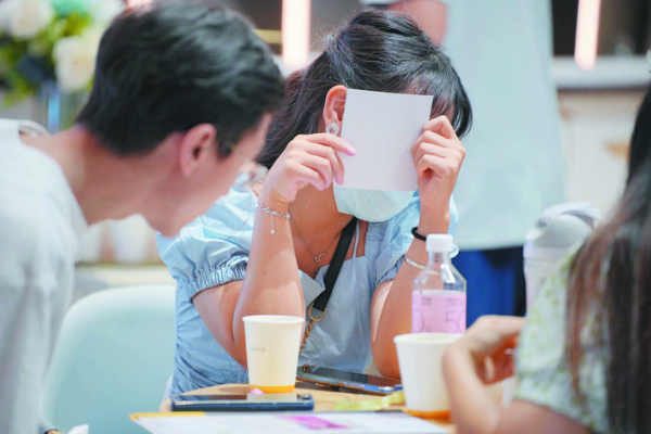     嬌羞的女嘉賓。