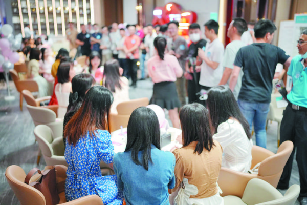     嘉賓們積極參與現場的游戲環節。