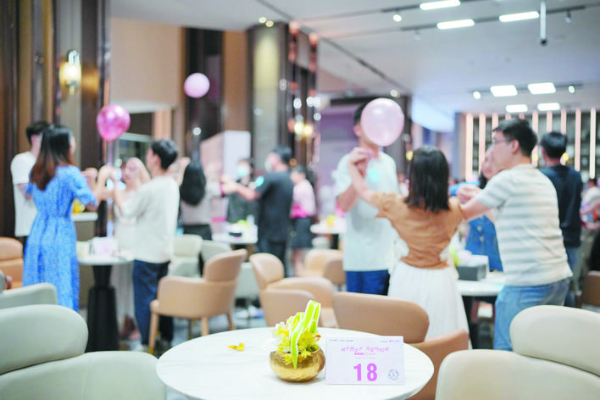     男女嘉賓一起玩游戲增進交流。