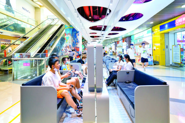 <p>    一樓的游戲區吸引市民前來體驗。</p>