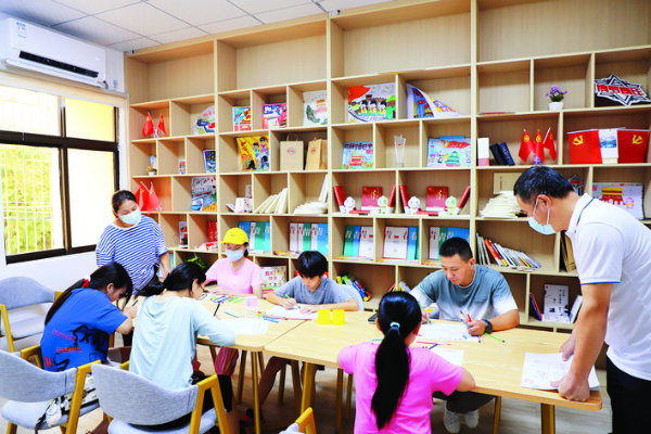     青少年在12355青少年綜合服務中心作畫。    惠州日報記者侯婉怡 李燕文 通訊員朱懿 聶慧玲 攝