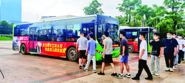     “惠州征兵集結號”吸引不少市民和適齡青年乘坐體驗。惠州日報記者劉豪偉 攝