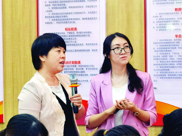     家長在講座現(xiàn)場參與互動    惠州日報記者鄧惠婷 通訊員鄧歷歷 攝