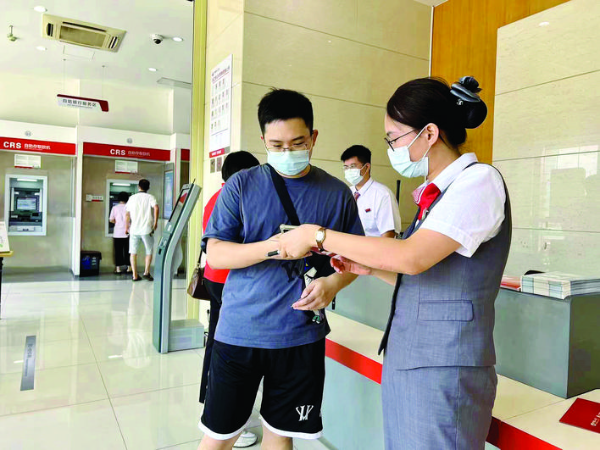     我市銀行工作人員為市民提供貼心服務。 惠州日報記者王建橋 通訊員李澤坤 攝