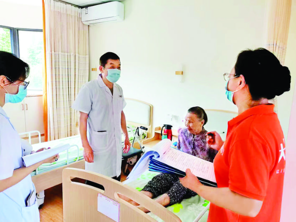     康養中心工作人員在了解老人身心狀況。惠州日報記者游璇鈺 攝