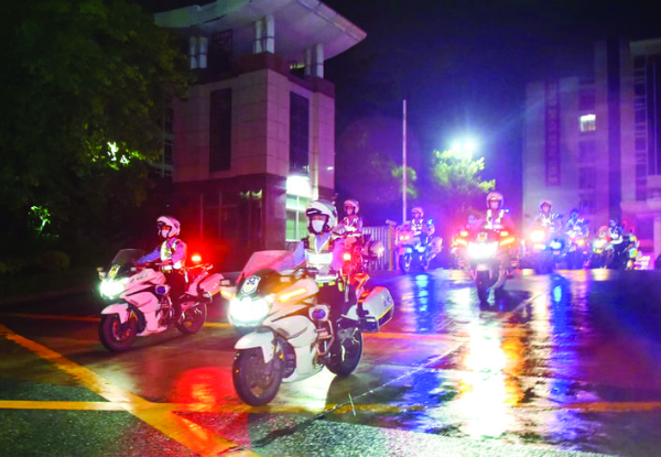     惠州交警開展集中夜查統一行動。