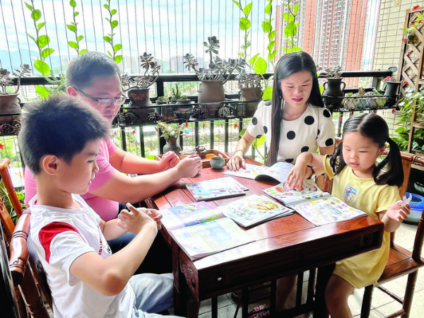     盧建林一家在閱讀書籍。博羅縣融媒體中心供圖