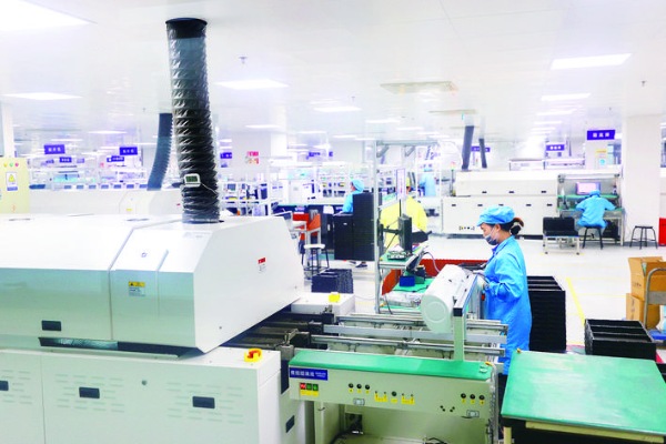     洲明科技大亞灣科技園智能制造基地的生產(chǎn)車間整潔明亮。