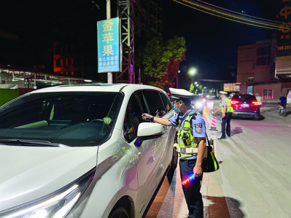     博羅交警開(kāi)展路面清查。