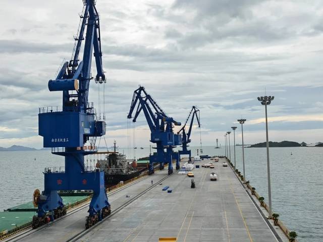 恒力石化(惠州)有限公司通用碼頭正在裝運PTA產(chǎn)品。