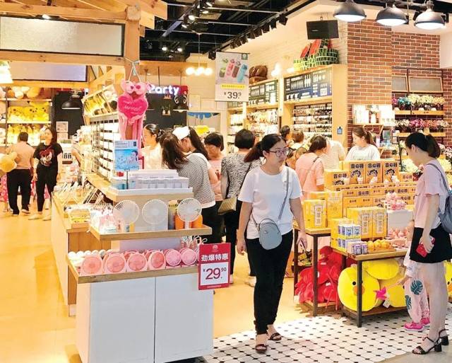 市區(qū)江北某購物中心人頭攢動,購銷兩旺。