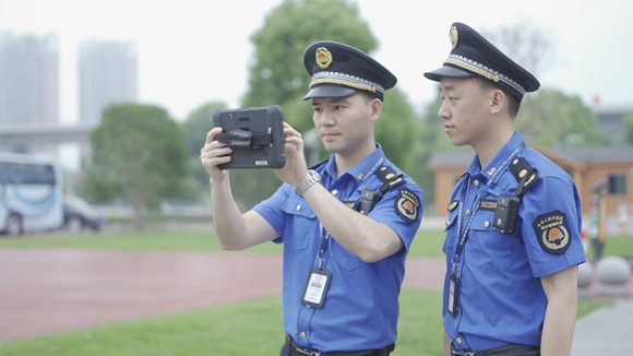 執法人員“指尖辦案”。銅梁區城市管理局供圖 華龍網發