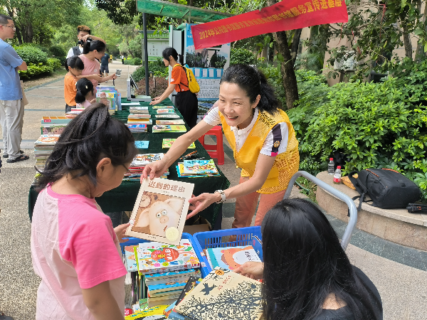 公共圖書館服務宣傳進基層：工作人員為小讀者推薦圖書.jpg