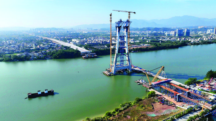 東江特大橋首片鋼箱梁成功架設(shè)